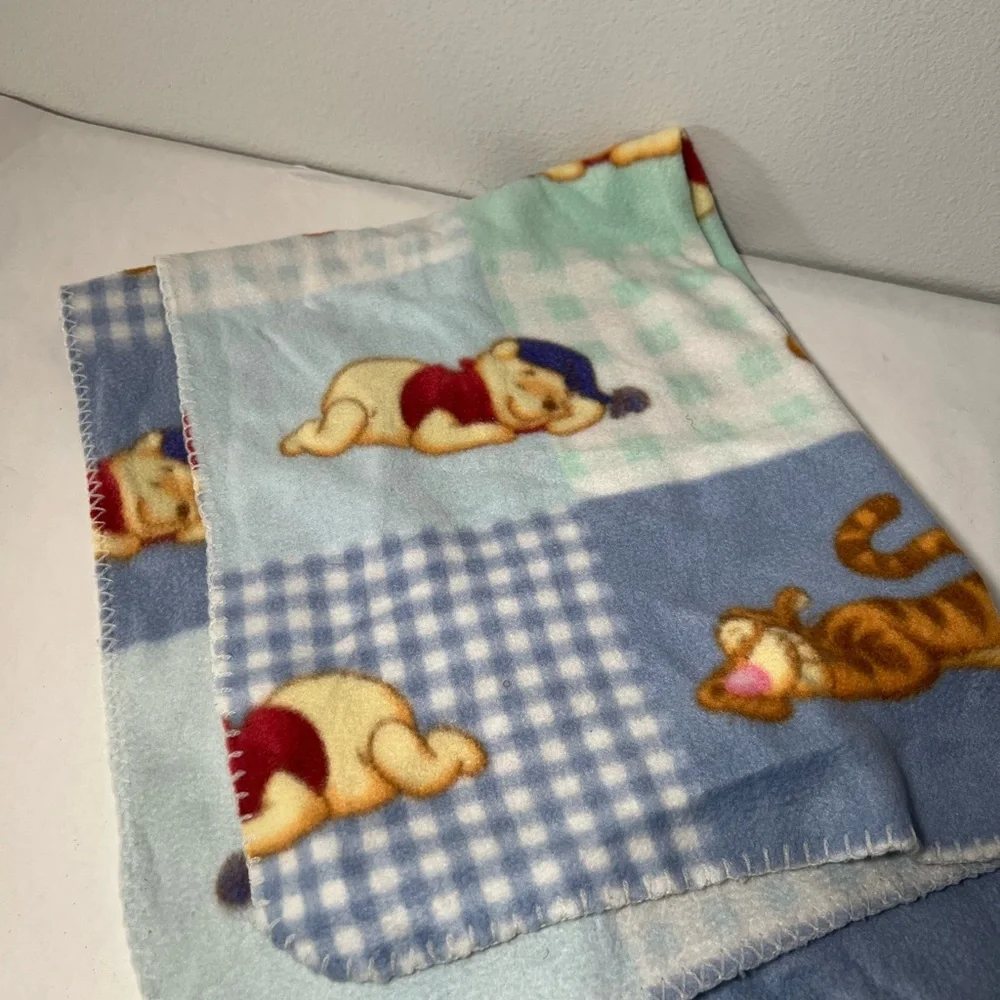 Disney Winnie the Pooh and Tigger lightweight baby blanket‎